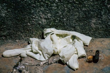 Limasol Kıbrıs Rum Kesimi 07 Nisan 2020. Koronavirüsün yayılmasını önlemek için halkın karantinası sırasında Limasol sokaklarında kirli bir eldiven görülüyor.