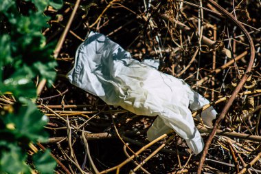 Limasol Kıbrıs Rum Kesimi 07 Nisan 2020. Koronavirüsün yayılmasını önlemek için halkın karantinası sırasında Limasol sokaklarında kirli bir eldiven görülüyor.