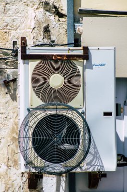 Limasol Kıbrıs Rum Kesimi 07 Nisan 2020 Öğleden sonra Limasol sokaklarında modern bir binanın cephesinde bir klima görüntüsü