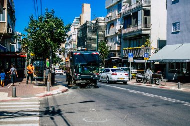 Tel Aviv İsrail 8 Nisan 2020 Coronavirus 'un yayılmasını önlemek için halkın karantinası sırasında Tel Aviv sokaklarını temizleyen kimliği belirsiz insanların görüntüsü