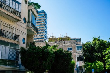 Tel Aviv İsrail 8 Nisan 2020 Tel Aviv sokaklarındaki modern bir binanın cephesine bakınız.