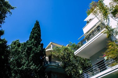 Tel Aviv İsrail 8 Nisan 2020 Tel Aviv sokaklarındaki modern bir binanın cephesine bakınız.