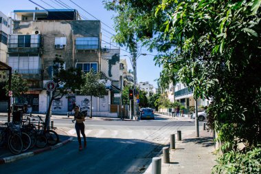 Tel Aviv İsrail 8 Nisan 2020 Coronavirus 'un yayılmasını önlemek için halkın karantinası sırasında Tel Aviv' in boş sokaklarında yürüyen kimliği belirsiz insanların görüntüsü