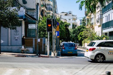 Tel Aviv İsrail 8 Nisan 2020 Coronavirus 'un yayılmasını önlemek için halkın karantinası sırasında Tel Aviv' in boş sokaklarında yürüyen kimliği belirsiz insanların görüntüsü