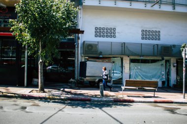 Tel Aviv İsrail 8 Nisan 2020 Coronavirus 'un yayılmasını önlemek için halkın karantinası sırasında Tel Aviv' in boş sokaklarında yürüyen kimliği belirsiz insanların görüntüsü