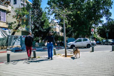 Tel Aviv İsrail 8 Nisan 2020 Coronavirus 'un yayılmasını önlemek için halkın karantinası sırasında Tel Aviv' in boş sokaklarında yürüyen kimliği belirsiz insanların görüntüsü
