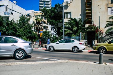 Tel Aviv İsrail 8 Nisan 2020 Coronavirus 'un yayılmasını önlemek için halkın karantinası sırasında Tel Aviv' in boş sokaklarında yürüyen kimliği belirsiz insanların görüntüsü