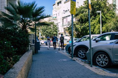Tel Aviv İsrail 8 Nisan 2020 Coronavirus 'un yayılmasını önlemek için halkın karantinası sırasında Tel Aviv' in boş sokaklarında yürüyen kimliği belirsiz insanların görüntüsü