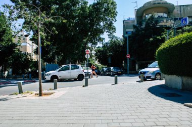 Tel Aviv İsrail 8 Nisan 2020 Coronavirus 'un yayılmasını önlemek için halkın karantinası sırasında Tel Aviv' in boş sokaklarında yürüyen kimliği belirsiz insanların görüntüsü