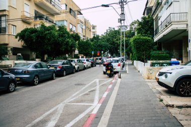 Tel Aviv İsrail 8 Nisan 2020 Coronavirus 'un yayılmasını önlemek için halkın karantinası sırasında Tel Aviv sokaklarında dolaşan kimliği belirsiz insanların görüntüsü