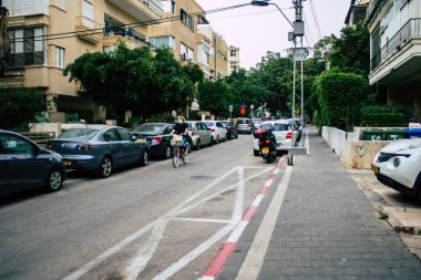 Tel Aviv İsrail 8 Nisan 2020 Coronavirus 'un yayılmasını önlemek için halkın karantinası sırasında Tel Aviv sokaklarında dolaşan kimliği belirsiz insanların görüntüsü