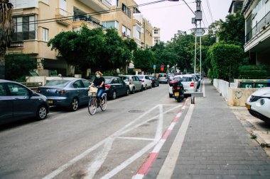 Tel Aviv İsrail 8 Nisan 2020 Coronavirus 'un yayılmasını önlemek için halkın karantinası sırasında Tel Aviv sokaklarında dolaşan kimliği belirsiz insanların görüntüsü
