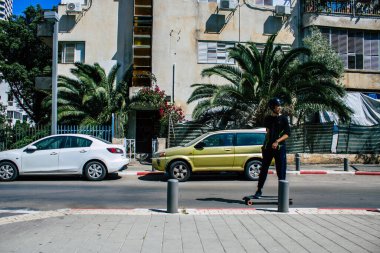 Tel Aviv İsrail 8 Nisan 2020 Coronavirus 'un yayılmasını önlemek için halkın karantinası sırasında Tel Aviv sokaklarında dolaşan kimliği belirsiz insanların görüntüsü