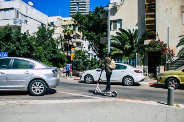 Tel Aviv İsrail 8 Nisan 2020 Coronavirus 'un yayılmasını önlemek için halkın karantinası sırasında Tel Aviv sokaklarında dolaşan kimliği belirsiz insanların görüntüsü