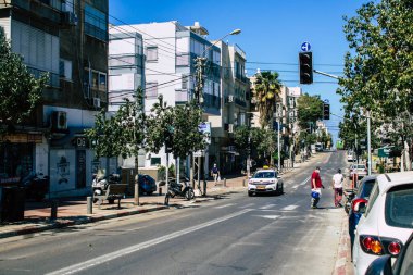 Tel Aviv İsrail 8 Nisan 2020 Tel Aviv sokaklarında yuvarlanan geleneksel İsrail taksisi Coronavirus 'un yayılmasını önlemek için nüfusun karantinaya alındığı sırada