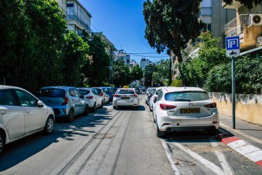 Tel Aviv İsrail 8 Nisan 2020 Tel Aviv sokaklarında yuvarlanan geleneksel İsrail taksisi Coronavirus 'un yayılmasını önlemek için nüfusun karantinaya alındığı sırada