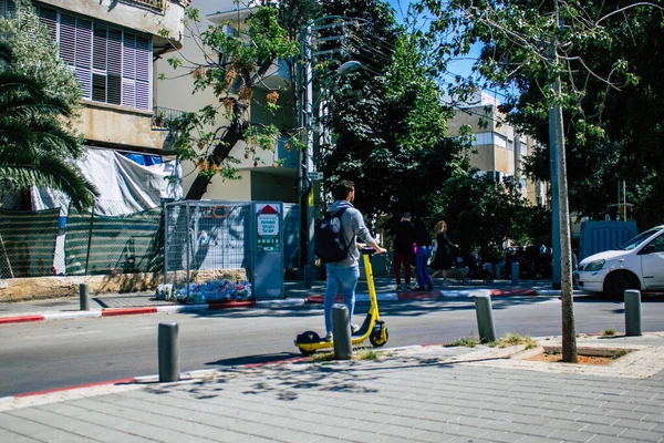 Tel Aviv İsrail 8 Nisan 2020 Coronavirus 'un yayılmasını önlemek için halkın karantinası sırasında Tel Aviv sokaklarında dolaşan kimliği belirsiz insanların görüntüsü