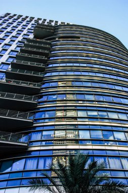 Tel Aviv İsrail 11 Ocak 2018 'de akşam saatlerinde Tel Aviv sokaklarında modern bir binanın ön cephesine baktı.