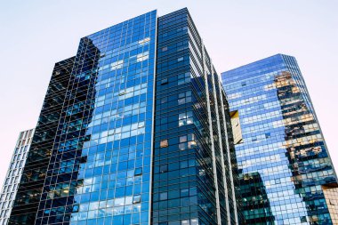 Tel Aviv İsrail 11 Ocak 2018 'de akşam saatlerinde Tel Aviv sokaklarında modern bir binanın ön cephesine baktı.