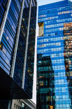 Tel Aviv İsrail 11 Ocak 2018 'de akşam saatlerinde Tel Aviv sokaklarında modern bir binanın ön cephesine baktı.