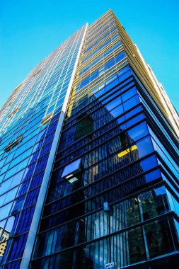 Tel Aviv İsrail 11 Ocak 2018 'de akşam saatlerinde Tel Aviv sokaklarında modern bir binanın ön cephesine baktı.