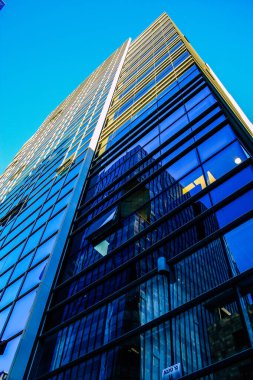 Tel Aviv İsrail 11 Ocak 2018 'de akşam saatlerinde Tel Aviv sokaklarında modern bir binanın ön cephesine baktı.