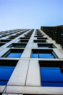 Tel Aviv İsrail 11 Ocak 2018 'de akşam saatlerinde Tel Aviv sokaklarında modern bir binanın ön cephesine baktı.