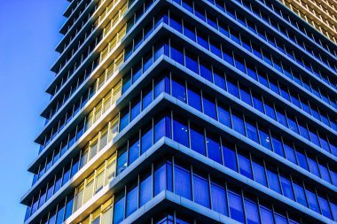 Tel Aviv İsrail 11 Ocak 2018 'de akşam saatlerinde Tel Aviv sokaklarında modern bir binanın ön cephesine baktı.