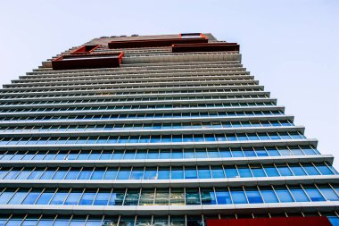 Tel Aviv İsrail 11 Ocak 2018 'de akşam saatlerinde Tel Aviv sokaklarında modern bir binanın ön cephesine baktı.