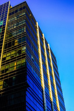 Tel Aviv İsrail 11 Ocak 2018 'de akşam saatlerinde Tel Aviv sokaklarında modern bir binanın ön cephesine baktı.