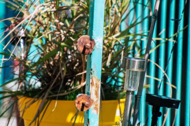 Limasol Kıbrıs Rum Kesimi 11 Nisan 2020, Kıbrıs Rum Kesimi 'ndeki Limasol adasında bulunan Lemongrass Pansiyonu' nun bahçesi