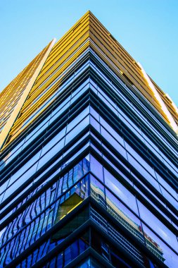 Tel Aviv İsrail 11 Ocak 2018 'de akşam saatlerinde Tel Aviv sokaklarında modern bir binanın ön cephesine baktı.