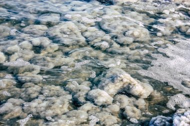 Ölü Deniz İsrail 21 Nisan 2018, İsrail 'deki Ölü Deniz' den kristal tuza yakın çekim