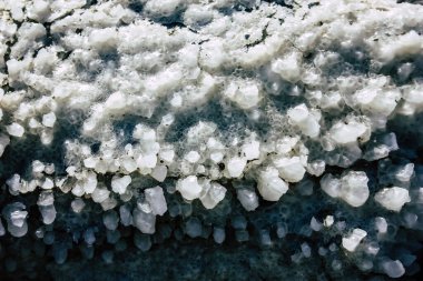 Ölü Deniz İsrail 21 Nisan 2018, İsrail 'deki Ölü Deniz' den kristal tuza yakın çekim