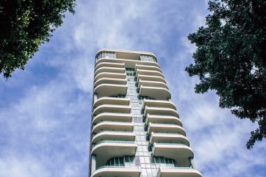 Tel Aviv İsrail 12 Nisan 2020 'de öğleden sonra Tel Aviv sokaklarındaki modern bir binanın ön cephesine baktı.