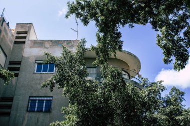 Tel Aviv İsrail 12 Nisan 2020 'de öğleden sonra Tel Aviv sokaklarındaki modern bir binanın ön cephesine baktı.