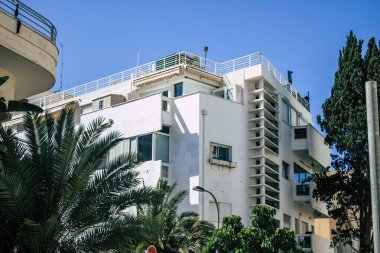 Tel Aviv İsrail 12 Nisan 2020 'de öğleden sonra Tel Aviv sokaklarındaki modern bir binanın ön cephesine baktı.