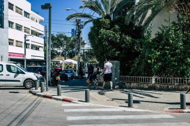 Tel Aviv İsrail 12 Nisan 2020 Coronavirus 'un yayılmasını önlemek için halkın karantinası sırasında Tel Aviv' in boş sokaklarında yürüyen kimliği belirsiz insanların görüntüsü