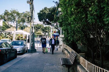 Tel Aviv İsrail 12 Nisan 2020 Coronavirus 'un yayılmasını önlemek için halkın karantinası sırasında Tel Aviv' in boş sokaklarında yürüyen kimliği belirsiz insanların görüntüsü
