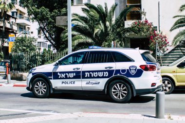 Tel Aviv İsrail, 12 Nisan 2020. Coronavirüs 'ün yayılmasını önlemek için halkın karantinası sırasında Tel Aviv sokaklarında dolaşan bir İsrail polis aracının görüntüsü.