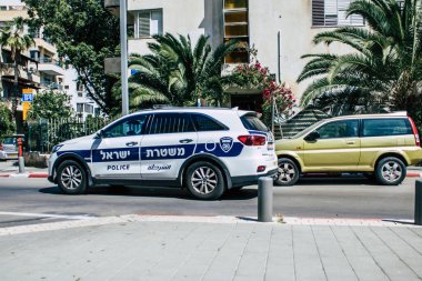 Tel Aviv İsrail, 12 Nisan 2020. Coronavirüs 'ün yayılmasını önlemek için halkın karantinası sırasında Tel Aviv sokaklarında dolaşan bir İsrail polis aracının görüntüsü.