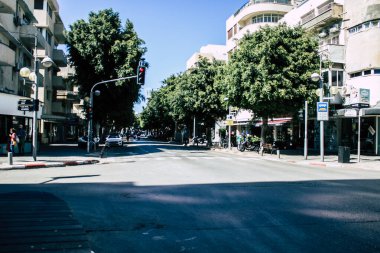 Tel Aviv İsrail 12 Nisan 2020 Coronavirus 'un yayılmasını önlemek için, Tel Aviv' in boş sokaklarında yuvarlanan kimliği belirsiz insanların görüntüsü