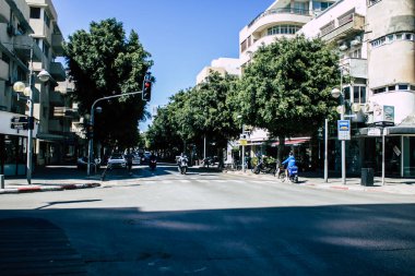 Tel Aviv İsrail 12 Nisan 2020 Coronavirus 'un yayılmasını önlemek için, Tel Aviv' in boş sokaklarında yuvarlanan kimliği belirsiz insanların görüntüsü