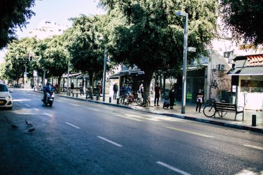 Tel Aviv İsrail 12 Nisan 2020 Coronavirus 'un yayılmasını önlemek için, Tel Aviv' in boş sokaklarında yuvarlanan kimliği belirsiz insanların görüntüsü