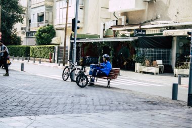 Tel Aviv İsrail 12 Nisan 2020 Coronavirus 'un yayılmasını önlemek için halkın karantinası sırasında Tel Aviv' in boş sokaklarında oturan kimliği belirsiz insanların görüntüsü