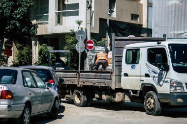 Tel Aviv İsrail 12 Nisan 2020 Kimliği belirsiz işçilerin öğleden sonra Tel Aviv 'de yeni bir gökdelen inşaatı