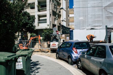 Tel Aviv İsrail 12 Nisan 2020 Kimliği belirsiz işçilerin öğleden sonra Tel Aviv 'de yeni bir gökdelen inşaatı