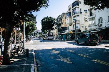 Tel Aviv İsrail, 12 Nisan 2020. Koronavirüsün yayılmasını önlemek için halk karantinası sırasında otobüs durağındaki kimliği belirsiz insanların görüntüsü.