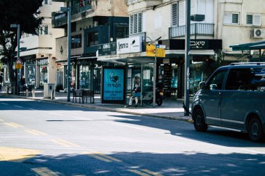 Tel Aviv İsrail, 12 Nisan 2020. Koronavirüsün yayılmasını önlemek için halk karantinası sırasında otobüs durağındaki kimliği belirsiz insanların görüntüsü.