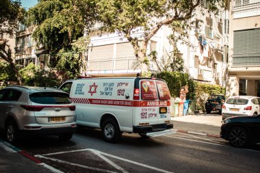 Tel Aviv İsrail, 12 Nisan 2020 'de karantina sırasında Tel Aviv sokaklarında bir İsrail ambulansı görüldü. Coronavirüs' ün yayılmasını önlemek için nüfus toplandı.